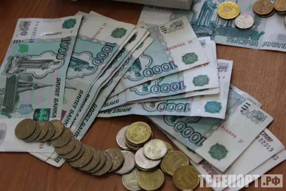 Новую налоговую выплату начнут получать с июня российские семьи Российские семьи с июня смогут получать деньги по новой налоговой выплате В России малообеспеченные семьи с детьми могут получить возврат части уплаченных в 2025 году налогов уже с июня 2026 года рассказал ТАСС депутат Госдумы Игорь Антропенко Речь идет о введенной с 2026 года семейной налоговой выплате в размере 7 из 13 уплаченного НДФЛ На выплату могут претендовать семьи с двумя и более несовершеннолетними детьми имеющие среднедушевой доход ниже 1 5 региональных прожиточных минимумов Но если совершеннолетние дети обучаются по очным программам то право на вычет продлевается до достижения ими 23 лет Депутат отметил что возврат части уплаченных в 2025 году налогов малообеспеченные семьи могут получить с середины июня 2026 года С 1 июня по 1 октября пройдет прием документов на выплату При этом Социальный фонд России примет решение в течение 10 дней с даты регистрации заявления но в ряде случаев срок может быть продлен до 20 дней Заявление на выплату можно подать через Госуслуги в МФЦ или Соцфонд Размер выплаты рассчитывается как разница между уплаченным за предыдущий год НДФЛ и налогом исчисленным с того же дохода по ставке 6 уточнил депутат Физлицу пересчитают НДФЛ за предыдущий год по ставке 6 и вернут излишне уплаченную сумму в размере 7 Выплата поступит на счет заявителя