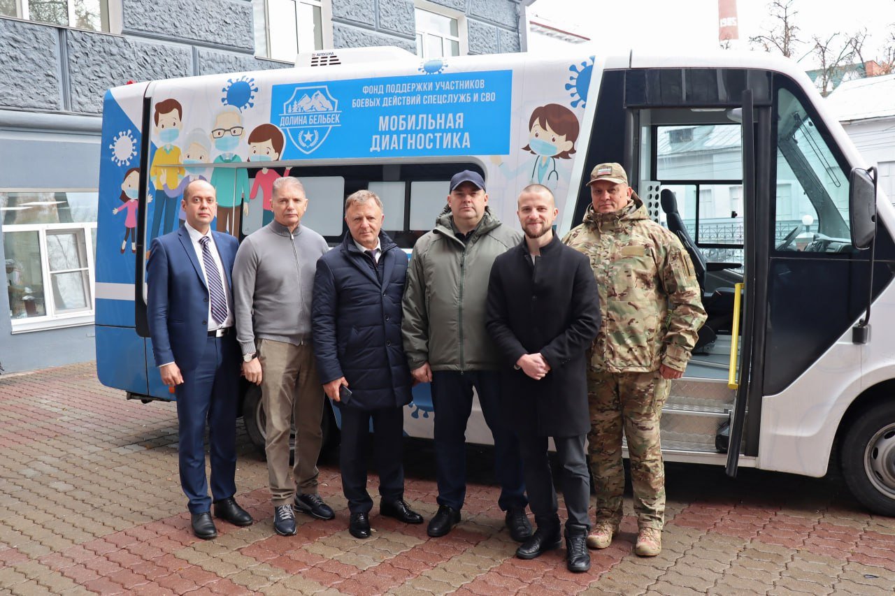 В Курске появятся мобильные поликлиники для пострадавших территорий региона  Об этом говорилось на встрече губернатора Курской области Алексея Смирнова с руководством Фонда содействия комплексной реабилитации участников боевых действий спецслужб «Долина Бельбек».   Мобильная медицинская лаборатория представляет собой специализированную передвижную поликлинику для проведения медицинских анализов и исследований. Он включает обширную диагностическую платформу с опцией удалённого получения данных, что особенно важно для людей с ограниченной мобильностью. Лаборатория также предоставляет возможность проводить ультразвуковую диагностику, топографические и рентгеновские исследования, а также забирать анализы. Такой мобильный комплекс крайне необходим в районах, где отсутствуют газ и электричество.  Достигнута договоренность, что в скором времени подобные комплексы будут внедряться на территории нашего региона.