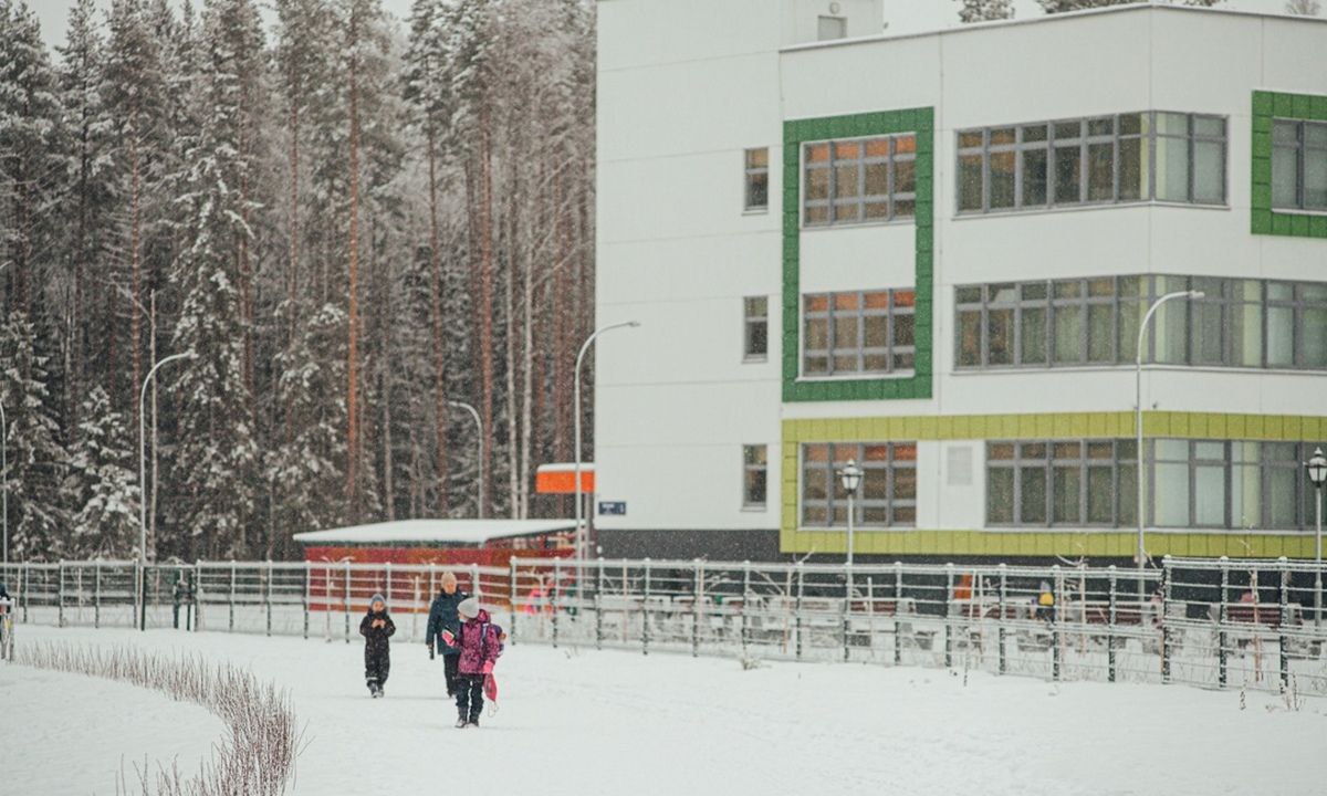 #Петрозаводск #школа Школа выплатит 360 тысяч за серьезную травму ученика. В январе 2024 года во дворе школы один из учеников толкнул другого со снежного сугроба, оставшегося после уборки. Пострадавший ребенок получил тяжелые травмы. Ему потребовалось четыре месяца амбулаторного лечения. Случилась вся эта история в школе № 55 на Древлянке. Школа иск ожидаемо не признавала и упорно доказывала, что вины учебного заведения в том, что произошло с ребенком, нет. Родители школьника, толкнувшего мальчика, принесли извинения и попытались возместить ущерб. Однако суд посчитал, что основная ответственность лежит на школе, так как всё случилось на ее территории во время учебного процесса. По решению суда школа должна выплатить пострадавшему 330 тысяч морального вреда, а также оплатить медицинскую экспертизу.