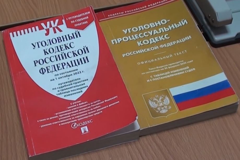 За годовую задержку зарплаты перед работниками на индивидуального предпринимателя в Орле возбудили уголовное дело.   В орловском СКР сообщили об этом факте. На ИП возбудили дело по статье «невыплата заработной платы». Своих заработанных денег работники ждали целый год!  «По данным следствия, один из индивидуальных предпринимателей в городе Орле с февраля 2024 года по февраль 2025 года в нарушение требований трудового законодательства из корыстной и иной личной заинтересованности допустил образование задолженности по заработной плате перед тремя работниками в сумме, превышающей 360 тыс. рублей, а также полную ее невыплату.»  Началось следствие. Рассматривают варианты погашения задолженности.