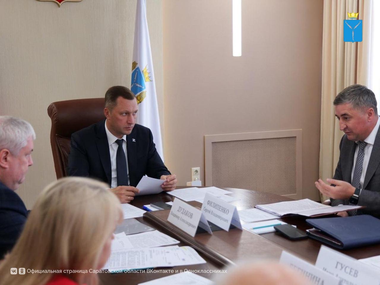 На закупку лекарств для льготников в этом году выделено свыше 5 млрд рублей Как рассказал губернатор региона Роман Бусаргин вопросы обеспечения жителей необходимыми препаратами находятся на постоянном контроле в зоне прямой ответственности главных врачей больниц и руководства министерства здравоохранения В учреждениях внедряется автоматизированная система которая разработана для того чтобы упорядочить процесс выдачи бесплатных лекарств и сделать его более эффективным и удобным для граждан Заявки на закупку необходимых лекарств в медицинских организациях начали формировать заранее таким образом формируется определённый запас препаратов В Саратовской области право на бесплатные лекарства имеют 324 3 тысячи человек Сейчас в больницах уже приступили к формированию заявок на следующий год Подписаться