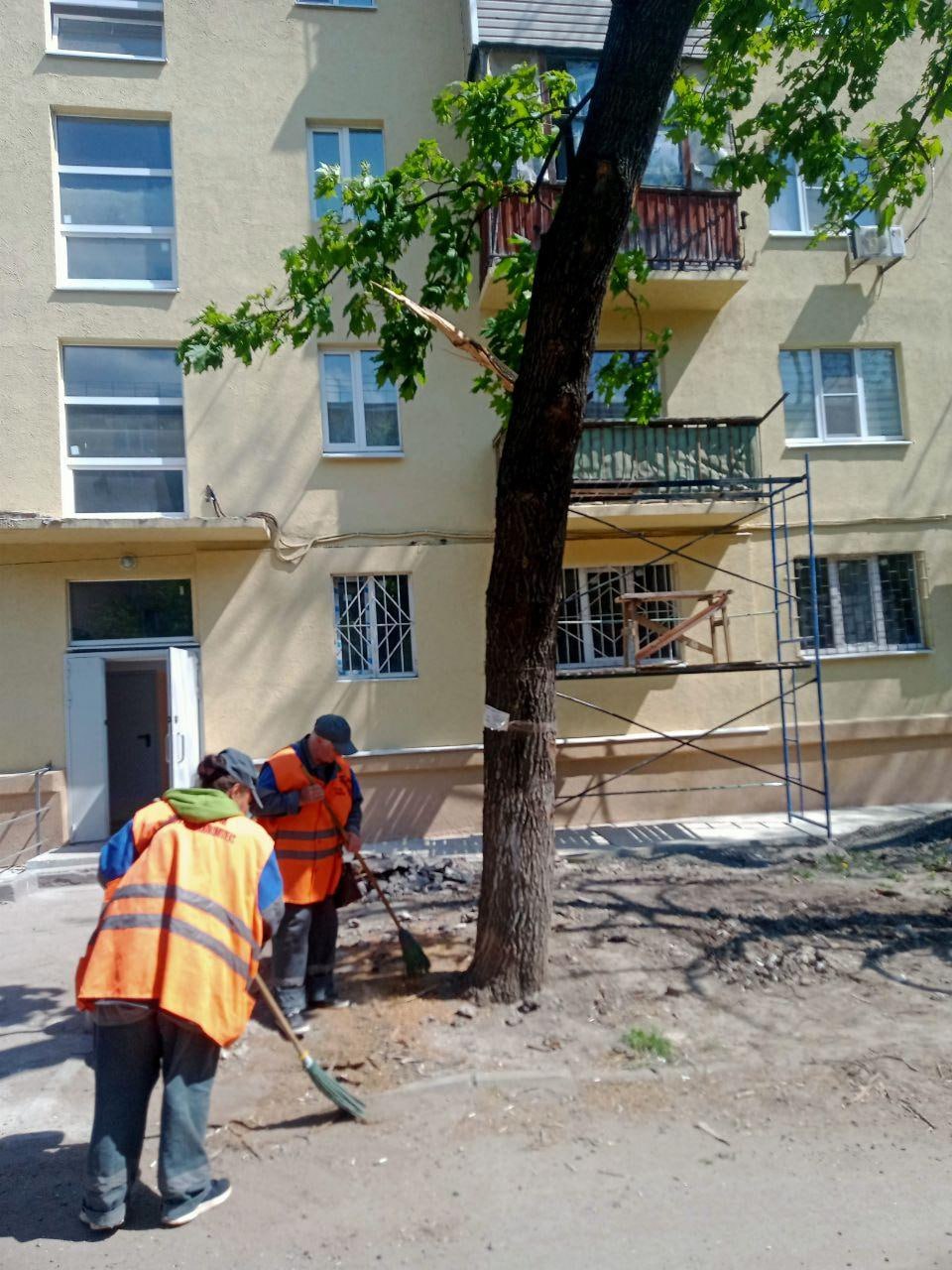 «Мариупольжилкомплекс» провел уборку дворов в разных районах города Работы по благоустройству охватили внутридворовые территории на Комсомольском бульваре, улицах Воинов-освободителей, Киевской и Олимпийской. Также перед Днем Победы жилищники привели в порядок дворы многоквартирных домов на проспектах Металлургов и Строителей, улицах Мамина-Сибиряка, Черноморской и Балтийской. Дворники убрали случайный мусор с детских площадок, подмели внутридворовые дороги и входы в подъезды домов, выполнили покос травы в зеленых зонах.