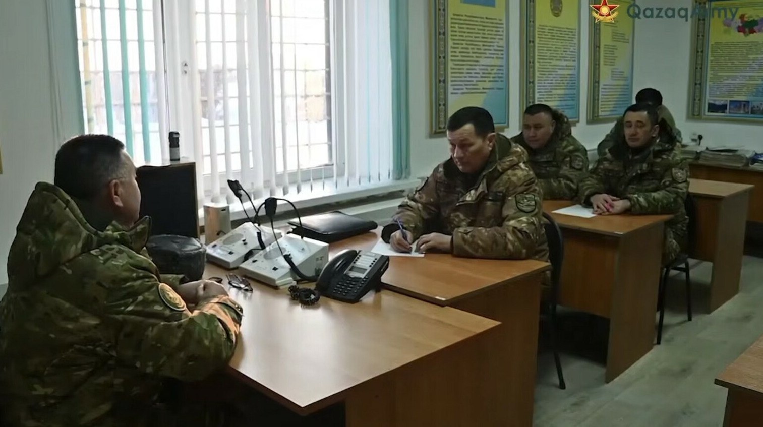 Солдат срочник застрелился во время несения караула в Усть Каменогорске Военнослужащий срочной службы покончил с собой в воинской части Усть Каменогорска возбуждено уголовное дело передает ArbatMedia Трагедия произошла 23 января во время несения караульной службы Солдат выстрелил в себя из табельного оружия и скончался от полученных ранений сообщила пресс служба Сухопутных войск Молодой человек был призван в армию в апреле 2025 года Усть Каменогорский отдел Восточного регионального военно следственного управления МВД начал расследование по факту гибели военнослужащего Министр обороны направил на место происшествия специальную комиссию под руководством своего заместителя генерал майора Аскара Мустабекова Прислать новость