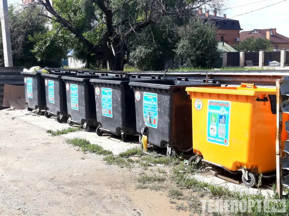 Более 200 контейнеров для сбора мусора с начала года закупили в Приамурье Контейнеры приобретены в том числе для замены устаревшего оборудования Амурская область активно участвует в реализации национального проекта Экологическое благополучие направленного на улучшение системы обращения с твердыми коммунальными отходами ТКО С начала текущего года в Приамурье приобретено 214 современных контейнеров для сбора мусора Эта цифра вносит вклад в общероссийские показатели согласно данным Минприроды России с начала года регионы страны закупили 3700 контейнеров для ТКО в рамках названного нацпроекта рассказали в министерстве природных ресурсов Амурской области В Приамурье 110 контейнеров приобрела администрация города Белогорска Региональный оператор ООО Спецэкомаш закупил 88 контейнеров для замены устаревшего оборудования в Магдагачинском округе ООО Спецавтохозяйство установило 16 новых контейнеров в городе Свободном Приобретение современных контейнеров важный шаг в улучшении системы обращения с отходами в нашем регионе отметили в отделе охраны окружающей среды и экологической экспертизы министерства природных ресурсов Амурской области Новое оборудование позволит обеспечить более эффективный сбор ТКО улучшить санитарное состояние населенных пунктов и повысить экологическую безопасность Реализация мероприятий в сфере обращения с отходами одно из приоритетных направлений работы Минприроды Приамурья Все приобретенные контейнеры соответствуют требованиям экологической безопасности ТЕЛЕПОРТ РФ здесь все об Амурской области  Мы в МАХ  Написать нам