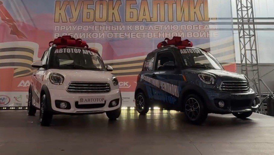 В Калининграде на турнире по борьбе на призы «Автотора» показали два новых электрокара, которые планируют собирать на предприятии. Это машины класса L7 квадрициклы / вуатюреттки с экстерьером, стилизованным под Mini. В оригинале электрокары называются Sunshine EEC, «Автотор» будет их выпускать под маркой Eonyx.