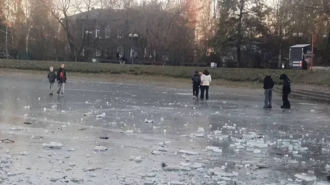 Неокрепшие умы на неокрепшем льду мэр поручил томичам поговорить с детьми Дмитрий Махиня анонсировал проведение классных часов на тему опасности выхода на лёд водоёмов до ледостава напомнив о трагедии в Новосибирске Также градоначальник призвал томичей делать замечания несовершеннолетним если выход на лёд попадает в поле зрения а если замечание не поможет звонить в полицию или в оперативно дежурную службу 005 tomsk time