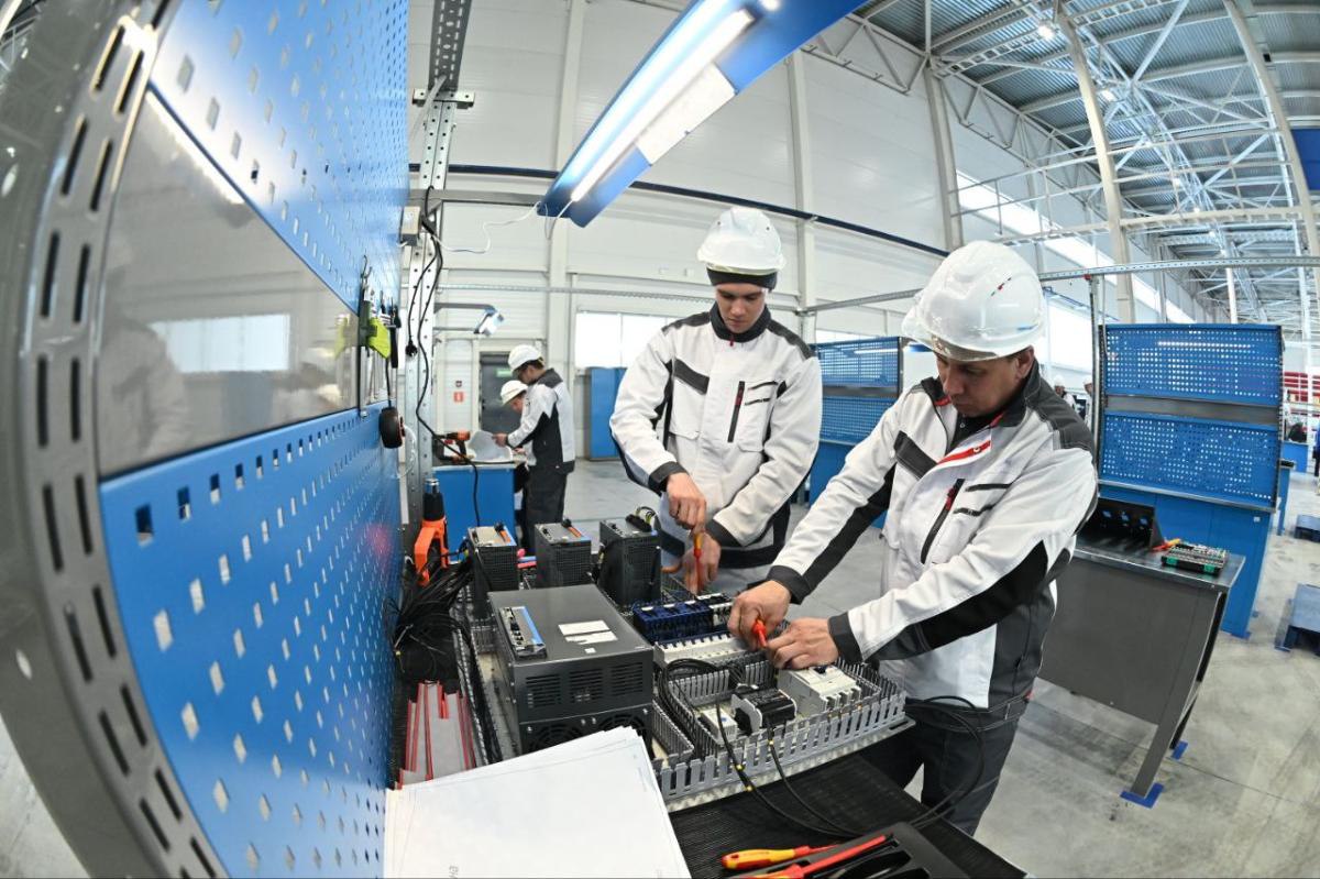 Челябинск и Тюмень будут совместно развивать роботизацию   gubernia74 ru articles society 1137022 Челябинский Центр промышленной роботизации подведомственная организация южноуральского минпрома заключил соглашение о технологическом партнерстве с тюменскими коллегами Документ подписали на региональном этапе конференции Код индустрии который принимал один из тюменских технопарков Договоренность о технологическом партнерстве с Агентством инноваций очередной шаг к укреплению растущей техносферы роботизации обратил внимание заместитель гендиректора челябинского ЦПР по операционной деятельности Михаил Решетников Мы видим как важен комплексный подход который объединяет усилия бизнеса власти и образовательных учреждений   t me chgub