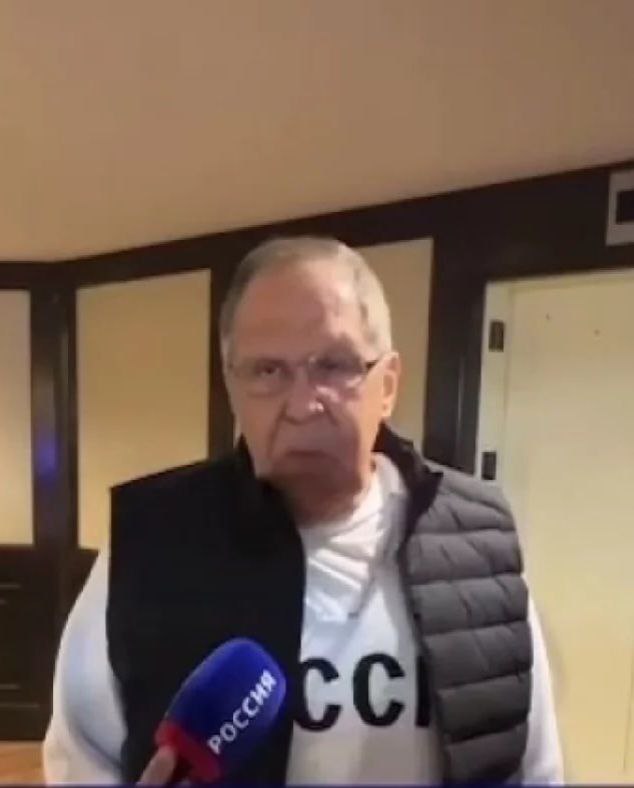Путин на саммите в Анкоридже в шутку назвал Лаврова империалистом.  В ожидании начала переговоров Рубио заявил, что ему "нравится рубашка" Лаврова. Путин сразу же иронично отреагировал: "Это намек? Он вам подарит!"  После этого Лавров объяснил, что подобный комментарий связан, по всей видимости, с тем, что ранее он появился на публике в свитере с надписью "СССР". "Империалист", — в шутку сказал Путин американскому госсекретарю, указывая при этом на Лаврова.  Видео: Павел Зарубин