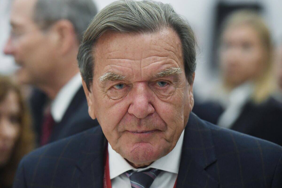 Sparkasse Hannover заблокировал счета экс-канцлера Шредера из-за угроз санкций Банк Sparkasse Hannover заблокировал счета бывшего канцлера Германии Герхарда Шредера, которые использовались для переводов от компании Nord Stream 2 AG. Об этом сообщает Bild со ссылкой на источники. В уведомлении банк выразил обеспокоенность возможными санкциями США, которые могут быть применены к банку при продолжении операций. Несмотря на отсутствие санкций против самого Шредера, банк решил действовать превентивно. Решение последовало спустя несколько недель после назначения мэра Ганновера Белита Онайя «Зелёные» председателем совета директоров Sparkasse Hannover. Онайя ранее критиковал Шредера и выступал за лишение его звания почётного жителя города. С начала конфликта в Украине Шредер подвергается критике за связи с Россией и близость к президенту Путину. Попытки исключить его из СДПГ не увенчались успехом, несмотря на давление со стороны некоторых партийцев, включая канцлера Олафа Шольца.