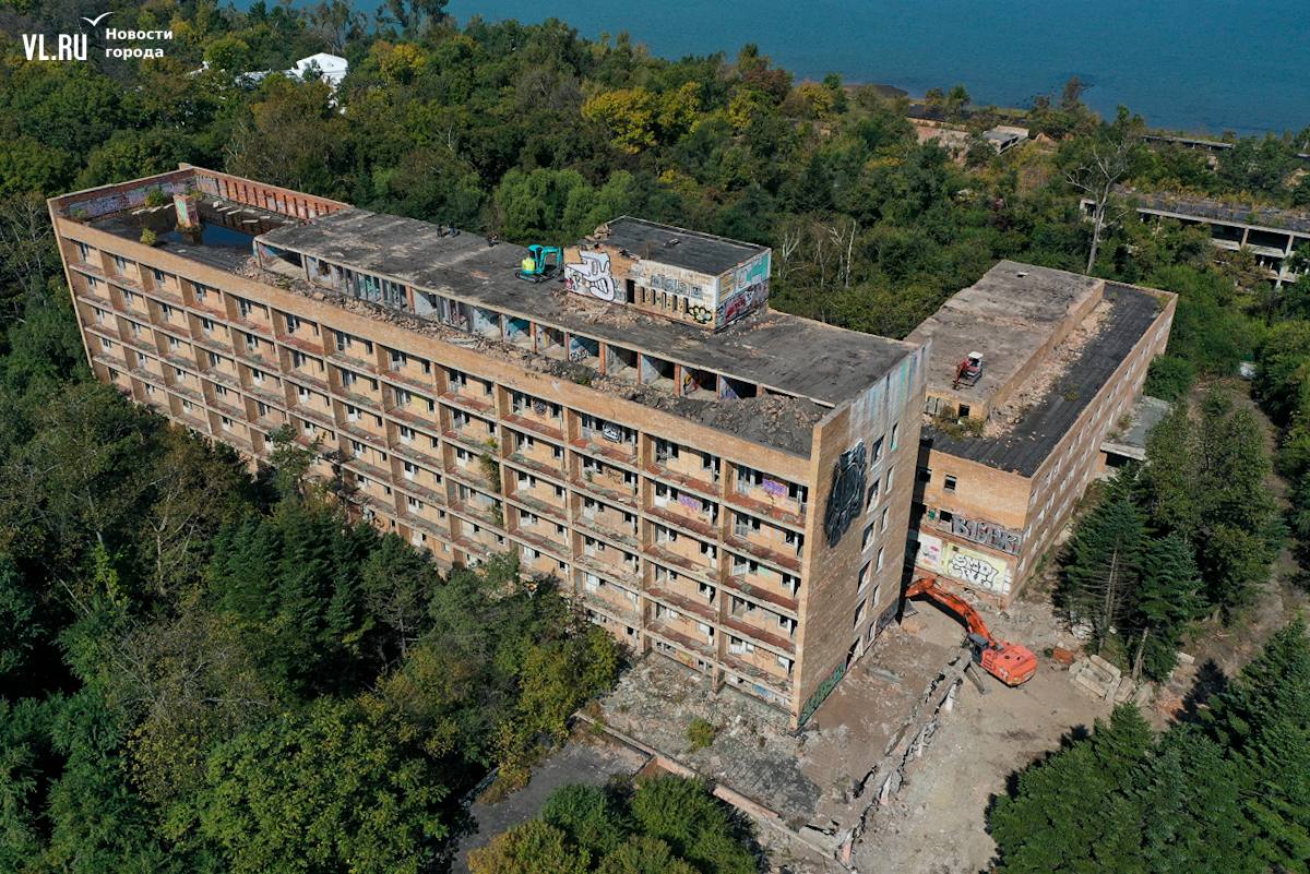 Суд вернул Садгород государству после череды незаконных сделок Арбитражные суды трёх инстанций признали санаторно курортный комплекс Садгород во Владивостоке был выведен из федеральной собственности незаконно а теперь должен быть возвращён государству Проверка прокуратуры показала что АО Приморские курорты без ведома РФ зарегистрировало на себя объекты санатория и провело серию фиктивных сделок передавая имущество аффилированным структурам В результате здания разрушаются часть объектов утрачена а территория простаивает хотя комплекс считается социально значимым Надзорное ведомство подало иск и в мае 2025 года Арбитражный суд Приморья удовлетворил требования позже их подтвердили апелляция и Арбитражный суд Дальневосточного округа Спор касался участка почти 40 тысяч квадратов спальных корпусов лечебных зданий и столовой всё признано собственностью РФ Отдельно рассматривался договор купли продажи 2022 года между СЗ Орион и мэрией Владивостока его также признали недействительным Компания Орион связана с Аура девелопмент которой принадлежат крупные жилые комплексы города среди учредителей фигурировали предприниматель Николай Иванов и экс депутат Владимир Исаков Решение вступило в силу исполнение находится под контролем прокуратуры РОЗЫГРЫШ СЕРТИФИКАТОВ Подписывайтесь на NEWSVL