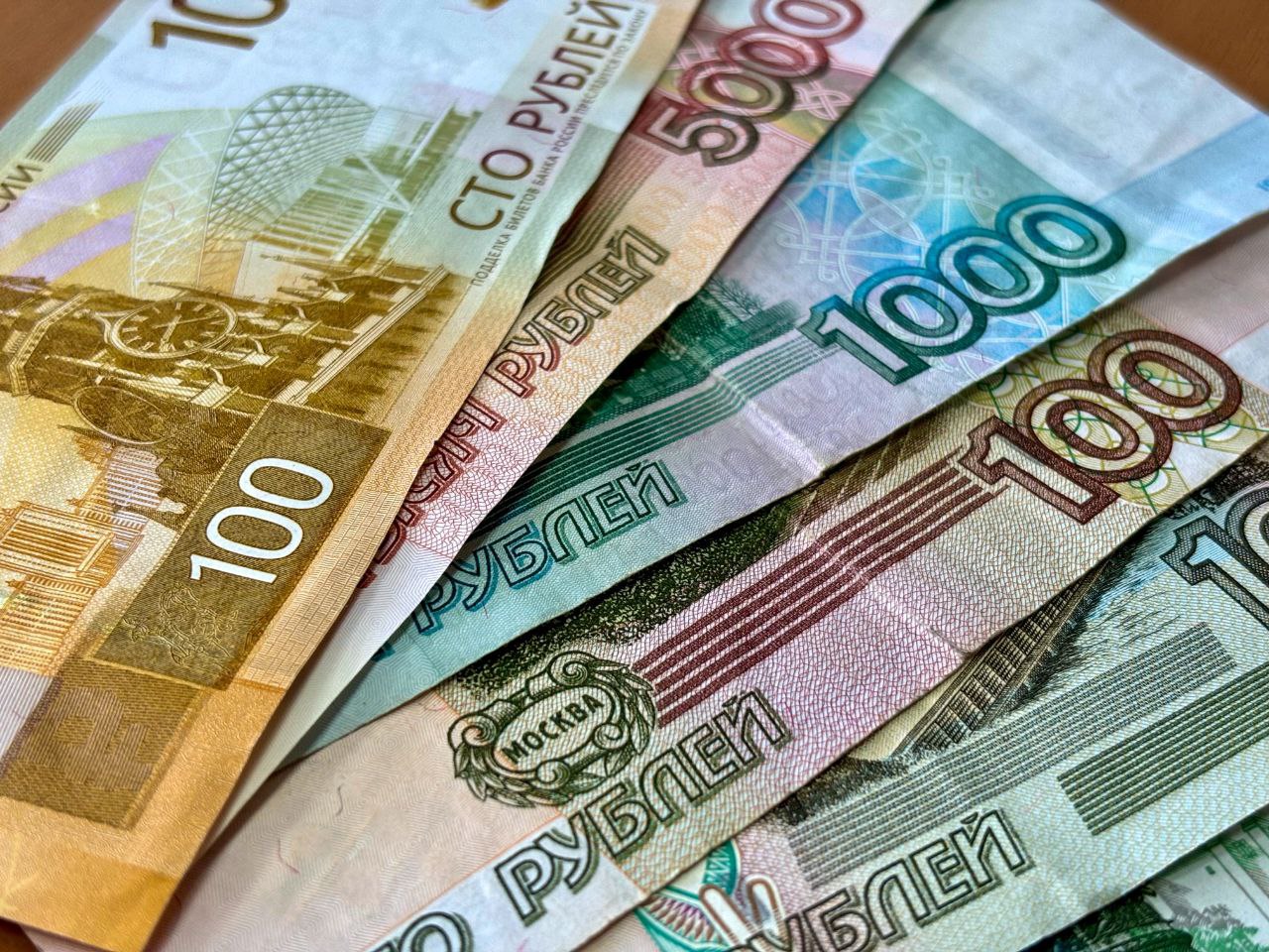 В Курской области с августа по октябрь выявлено семь фальшивых банкнот В отделении Курск Банка России сообщили что показатель III квартала 2025 года на три купюры превышает количество в том же периоде прошлого года Среди подделок четыре пятитысячные банкноты и три тысячные Эксперт отделения Ольга Артеменко напомнила курянам о правиле трех П Купюру нужно потрогать посмотреть на просвет и покачать глядя на нее под острым углом Так вы отследите водяные знаки и защитную нить с номиналом купюры определите выпуклую надпись Билет Банка России под наклоном убедитесь в наличии скрытых символов РР или знака рубля Также самостоятельно определить подлинность купюры поможет мобильное приложение Банкноты Банка России Для кассиров банков и торговых сетей Банк России проводит бесплатное дистанционное обучение Фото из архива ГИ