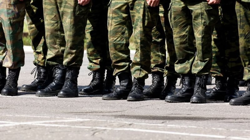 Срок действия результатов ЕГЭ не будут включать во время воинской службы.  С 3 августа в России вступают в силу изменения, касающиеся срока действия результатов ЕГЭ для военнослужащих. Теперь период прохождения срочной службы, мобилизации или участия в специальной военной операции не будет засчитываться в четырехлетний срок, в течение которого результаты экзамена считаются действительными.  Ранее существовавшие правила не предусматривали возможности продления срока действия ЕГЭ, что создавало сложности для демобилизованных граждан при поступлении в вузы. Теперь у военнослужащих появится возможность использовать свои прежние результаты экзаменов для поступления в высшие учебные заведения после завершения службы, без необходимости пересдачи.  Эти изменения призваны поддержать социальную адаптацию военнослужащих и помочь им в получении профессионального образования после возвращения к гражданской жизни.