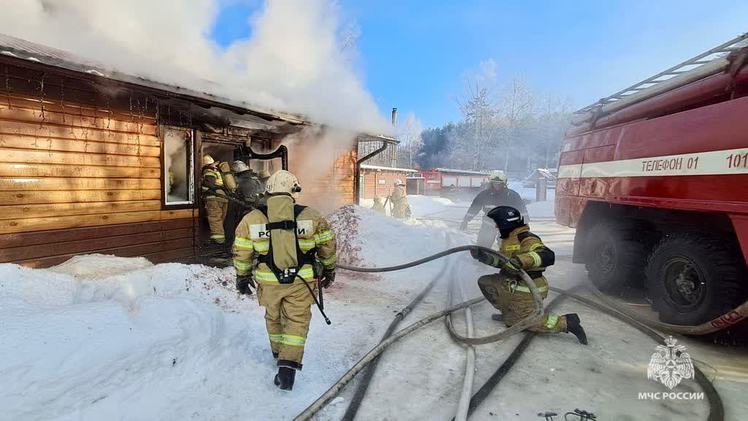 Огнеборцы потушили пожар на базе отдыха в Добрянском округе    Сегодня утром произошел пожар на базе отдыха "Дедюха" в Добрянском округе. В результате произошло частичное обрушение кровли одного из зданий. Как сообщили в пресс-службе ГУ МЧС России по Пермскому краю, пожар на 400 квадратных метрах ликвидировали 25 огнеборцев и 6 единиц техники. Пострадавших нет. Причину возгорания установит дознаватель МЧС России.