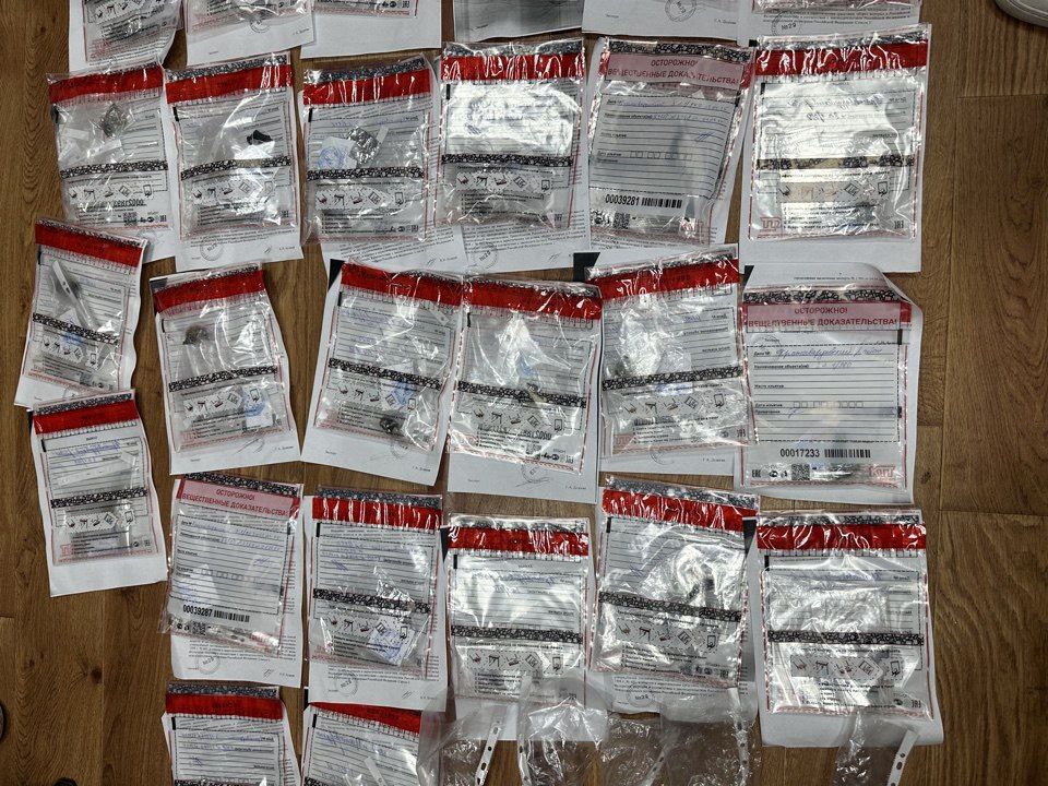 Житель Красногвардейского района предстанет перед судом за сбыт наркотиков через закладки __ В феврале текущего года 58-летний мужчина, получив в мессенджере предложение о заработке, согласился на незаконное распространение наркотических средств. Он удаленно получал от неизвестного лица координаты, где находились наркотические средства для последующего обустройства более мелких тайников на территории пгт Октябрьское. Злоумышленник был установлен и задержан сотрудниками регионального МВД в марте. Следствием установлено 34 эпизода покушения на сбыт наркотических средств с использованием сети Интернет. Обвиняемый дал признательные показания, указав места закладок. Предназначенные для дальнейшего сбыта наркотики изъяты. По ходатайству следователя фигурант заключен под стажу. Расследование завершено, уголовное дело направлено в суд. Материалы в отношении иных членов группы, координирующих действия закладчика, выделены в отдельное производство.