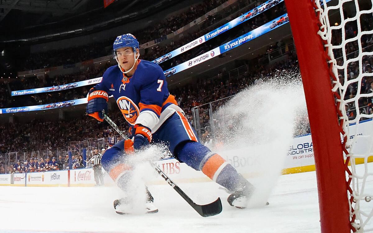 Айлендерс обменяли Максима Цыплакова в Нью Джерси Клуб из Нью Йорка получил за россиянина форварда Ондржея Палата а также пики 3 го раунда драфта 2026 и 6 го раунда драфта 2027 Bruce Bennett hockey match