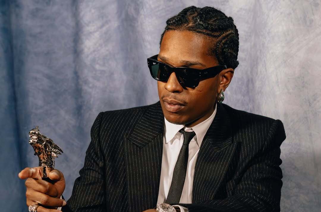 A$AP Rocky стал первым креативным директором бренда Ray-Ban. Рэпер представит дебютную коллекцию в апреле. По словам президента компании Леонардо Марии Дель Веккьо, музыкант будет заниматься всем — от продуктов до магазинов.