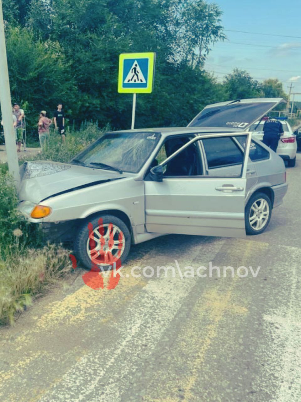 Пьяный парень влетел на машине в столб  Авария произошла в селе Кизильское на улице Мира.  По данным полиции, 20-летний водитель  ВАЗа - 211440 не справился с управлением.  Все случилось 24 июля. Сегодня стражи порядка показали фотографии с места происшествия чего. Нарушителю  повезло, что он жив остался после наезда на опору светофора. Стражи порядка говорят, что пострадал только автомобиль.