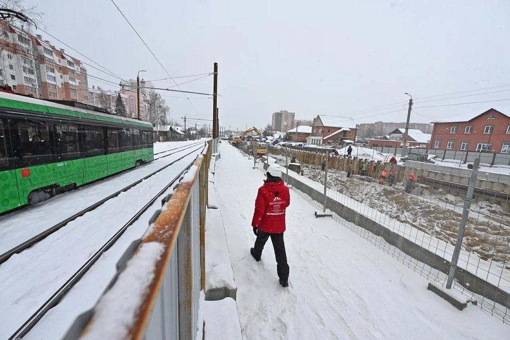 В Челябинске начался основной этап строительства второго котлована метротрамвая Работы идут в Калининском районе откуда стартует проходка тоннелей от остановочного пункта Улица Косарева в сторону станции Торговый центр Они возобновились после переустройства трамвайных путей Длина котлована составит 70 метров глубина до 10 метров В ходе работ будет изъято более 9 тысяч кубометров грунта После завершения разработки котлована начнётся монтаж тоннелепроходческих комплексов которые уже доставлены на строительную площадку roads74 eoblast