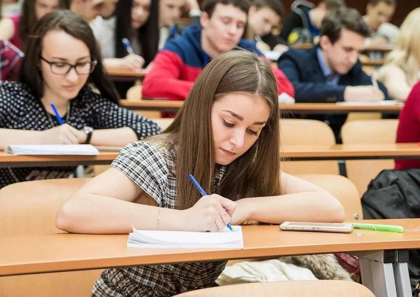 Стало известно о размере мэрской стипендии для лучших студентов Краснодара В Краснодаре стартовал приём заявок на получение специальной молодёжной стипендии главы города Принять участие могут студенты средних и высших учебных заведений в возрасте от 14 до 35 лет которые проявили себя в патриотических творческих спортивных и социальных проектах Для участия в конкурсе необходимо до 26 ноября включительно подать заявку в управление по делам молодёжи по адресу ул Красная 118 каб 707 Перечень необходимых документов распоряжения приказы грамоты благодарности свидетельства сертификаты дипломы почётные знаки удостоверения а также личные книжки юнармейца или добровольца наградные листы По итогам конкурса комиссия определит 100 победителей чьи имена будут объявлены до 30 января 2026 года Каждый лауреат будет ежемесячно получать стипендию в размере 7 000 рублей с февраля по декабрь 2026 года за счёт средств городского бюджета Подпишись на наш канал в Telegram MAX
