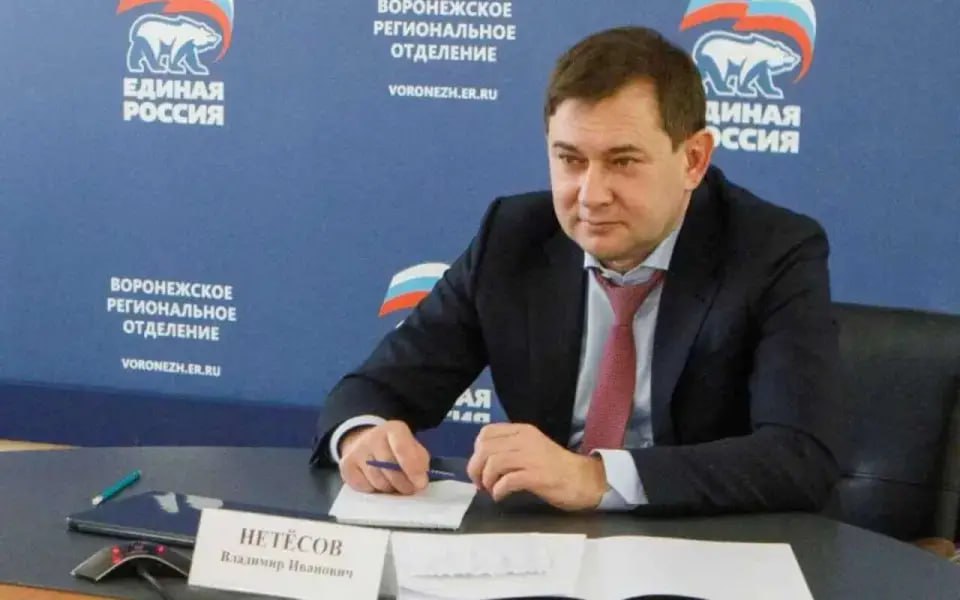 Воронежский депутат Нетесов сильно упал в рейтинге глав закорганов В майском медиарейтинге глав законодательных органов субъектов РФ, зафиксированы перемещения среди представителей Центрального Черноземья. Самым заметным стало падение председателя Воронежской областной думы Владимира Нетесова – он опустился сразу на 21 строчку, заняв 34 место. Это связано с уменьшением его информационной активности и снижением числа упоминаний в федеральной и региональной прессе. В то же время, председатель Липецкого областного Совета депутатов Владимир Сериков совершил самый высокий рывок месяца. Он поднялся сразу на 30 позиций и занял 18 место. Такой рост связан с его участием в расширенном заседании комитета Государственной Думы по экономической политике, которое прошло в Липецке, а также с активным участием в региональной повестке. Глава Белгородской областной думы Юрий Клепиков также улучшил свои позиции, поднявшись на 4 места и заняв 38 строчку рейтинга. Евгений Матушкин Тамбовская область опустился на 7 позиций, заняв 30 место, а Леонид Музалевский Орловская область сохранил свои позиции на 32 месте. Председатель Курской областной думы Юрий Амерев поднялся на 12 строчек и занял 60 место.