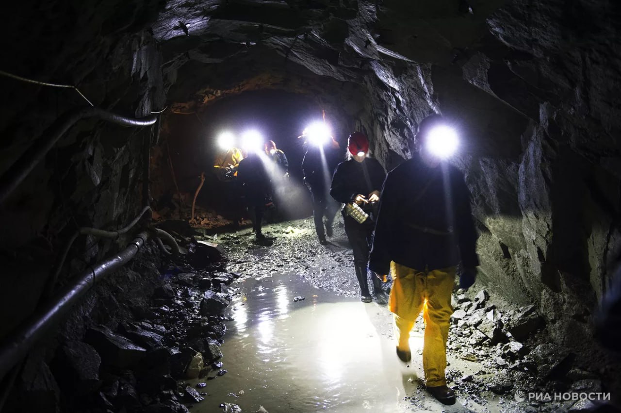 Развитие сырьевой базы драгоценных металлов в России превышает добычу рассказал в интервью РИА Новости руководитель Роснедр Олег Казанов Так в 2025 м прирост запасов золота составил 542 тонны при добыче в 2024 году 477 6 тонны По серебру запасы приросли на 4 4 тыс тонн при добыче на уровне 2 4 тыс тонн Подписаться на РИА Новости экономика Все наши каналы