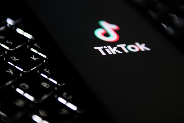 В Берлине сотрудники TikTok провели акцию против их замены на боты На однодневный митинг вышли около 100 работников социальной платформы. Об этом сообщает Tagesschau. В публикации говорится о том, что работники требуют компенсации в размере трёхгодового оклада, а также отсрочки увольнения на 12 месяцев. Уточняется, что всего под сокращение могут попасть 150 сотрудников, многие из которых приняли участие в обучении ИИ-модератора. Подпишись на «Говорит Москва»