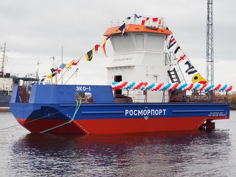 Спущен на воду второй в серии нефтемусоросборщик бонопостановщик проекта NE028   seanews ru 2025 11 01 ru spushhen na vodu vtoroj v serii neftemusorosborshhik bonopostanovshhik proekta ne028 Второй в серии нефтемусоросборщик бонопостановщик Эко 1 проекта NE028 спущен на воду 31 октября на Онежском судостроительно судоремонтном заводе в Петрозаводске сообщается на сайте Росморпорта После передачи Дальневосточному бассейновому филиалу предприятия судно начнет работать в морском порту Находка Нефтемусоросборщик получит весь набор инструментов для борьбы с загрязнениями вызванными утечкой углеводородов в прибрежной зоне и акваториях морских портов Как