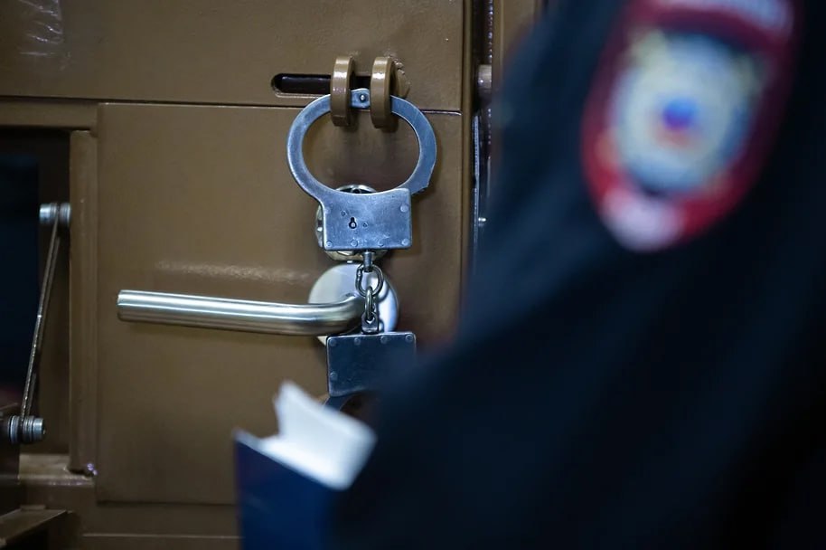 В Можгинском районе задержали 33-летнего курьера, который похитил 4,8 млн руб. у 92-летней пенсионерки, сообщает пресс-служба МВД по Удмуртии. Возбуждено уголовное дело по статье «Мошенничество в особо крупном размере» ч. 4 ст. 159 УК РФ, до десяти лет лишения свободы . Следствие считает, что потерпевшей позвонил неизвестный, который представился государственным служащим и убедил передать деньги курьеру для «продления договора услуг связи». После передачи средств курьеру пенсионерка сообщила о происшествии родственникам, которые обратились в полицию. Полицейские установили личность курьера, который передал деньги другому курьеру и оставил часть суммы себе. Фигурант оказался 33-летним жителем Казани. Продолжается расследование его возможной причастности к другим преступлениям. Олег Харсеев, Коммерсантъ Узнать повестку дня — на сайте «Ъ-Удмуртия»