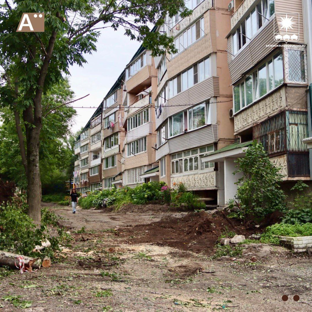 К ремонту дворов приступили на улице Кирова в Артёме  Подрядная организация начала работы по благоустройству придомовой территории на Кирова, 58/1 и Кирова, 60. Ремонт двора выполняется по программе «1000 дворов Дальнего Востока», сообщили в администрации АГО   Сейчас здесь демонтируют старое оборудование, выполняют выемку грунта для укладки нового основания. На следующей неделе строители планируют приступить к установке бортового камня.   После окончания ремонта во дворе появятся детская и спортивная площадки, будут оборудованы парковочные места, установлены лавочки и урны.  Заасфальтируют подъезд к домам от магазина «Счастливое детство».  Ранее для комплексного благоустройства прилегающей территории в районе Кирова, 60а обустроили новое общественное пространство.