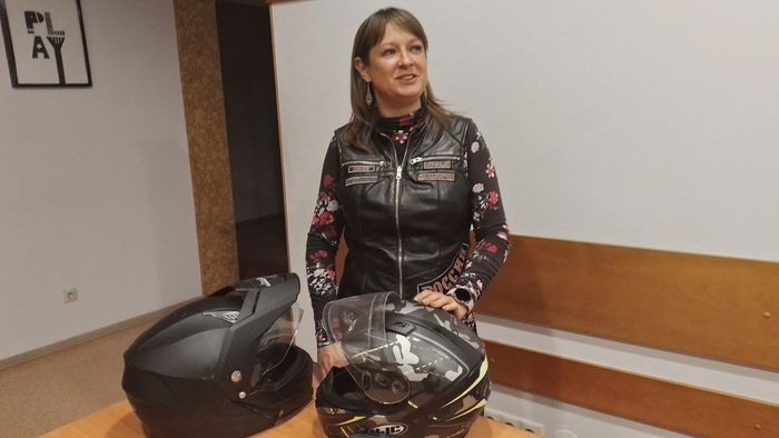 Не круто ездить без шлема омская байкерша рассказала как спасти детей на питбайках Число мотоциклистов в Омске растет с поразительной скоростью и что особенно заметно байкеры стремительно молодеют Они нередко садятся за руль не достигнув совершеннолетия и не имея прав Итог печальный в 2025 году по данным ГИБДД в Омской области зарегистрировано свыше ста ДТП с участием несовершеннолетних трое подростков погибли 98 получили травмы различной степени тяжести Нередко омская молодежь ездит на мотоциклах без какой либо защиты К шлему зачастую относятся как к модному аксессуару но этот обязательный элемент экипировки может спасти жизнь Как реально защитить детей от гибели и тяжелых травм Омск информу рассказала президент женского мотоклуба Ночные Валькирии Омск Юлия Филиппова
