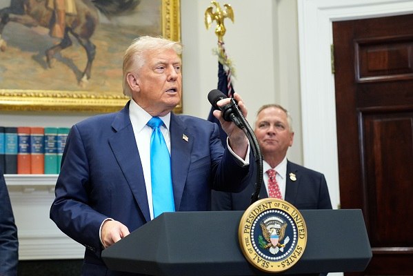 Дональд Трамп всё ещё зол на Владимира Путина, пишет Axios  Высказывания президента США могут звучать пророссийски, но глава Белого дома видит в этом способ заключить сделку. Данные приведены в статье информационного портала Axios со ссылкой на источник среди американских должностных лиц.   «Если бы ему пришлось выбирать сторону, Трамп бы начал крушить российскую экономику», — объяснили собеседники издания.  Американские чиновники подчеркнули, что если дипломатические усилия потерпят неудачу, глава Белого дома продолжит продавать странам НАТО оружие для Украины.    Подпишись на «Говорит Москва»