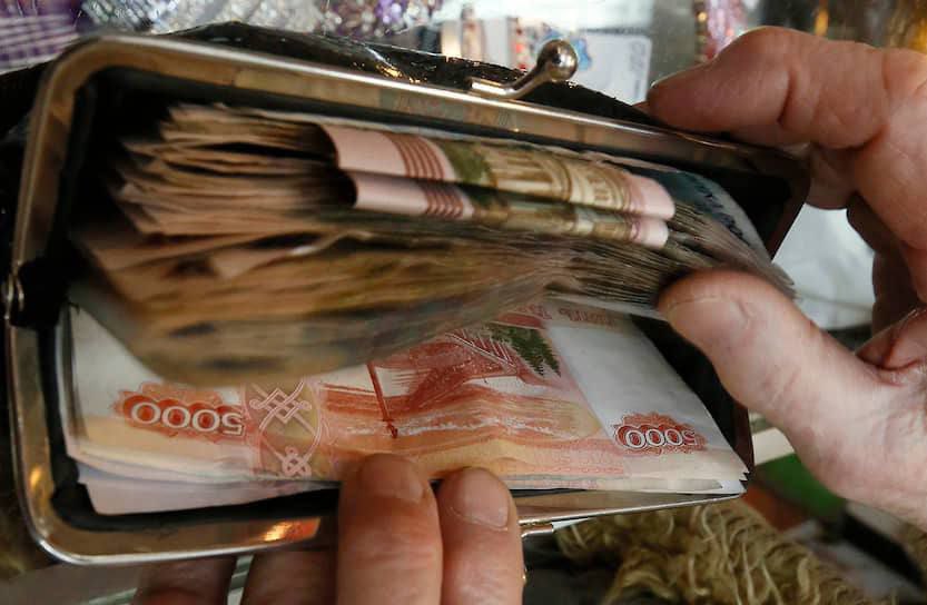 Сенатор дала совет россиянам на случай глобального финансового кризиса Ольга Епифанова отметила, что для защиты сбережений нужно иметь запас денег хотя бы в размере шести месячных зарплат. В случае потери работы такой «стабфонд» позволит пережить трудные времена без долгов. Епифанова уверена, что деньги нужно вкладывать, а не просто держать на карте, и стратегию инвестиций надо выстраивать с учетом гарантированных доходов. Сенатор дело говорит! Финансовой грамотности нас учит, надо инвестировать. Всё же элементарно... Осталось только деньги найти на лайфхак от сенатора