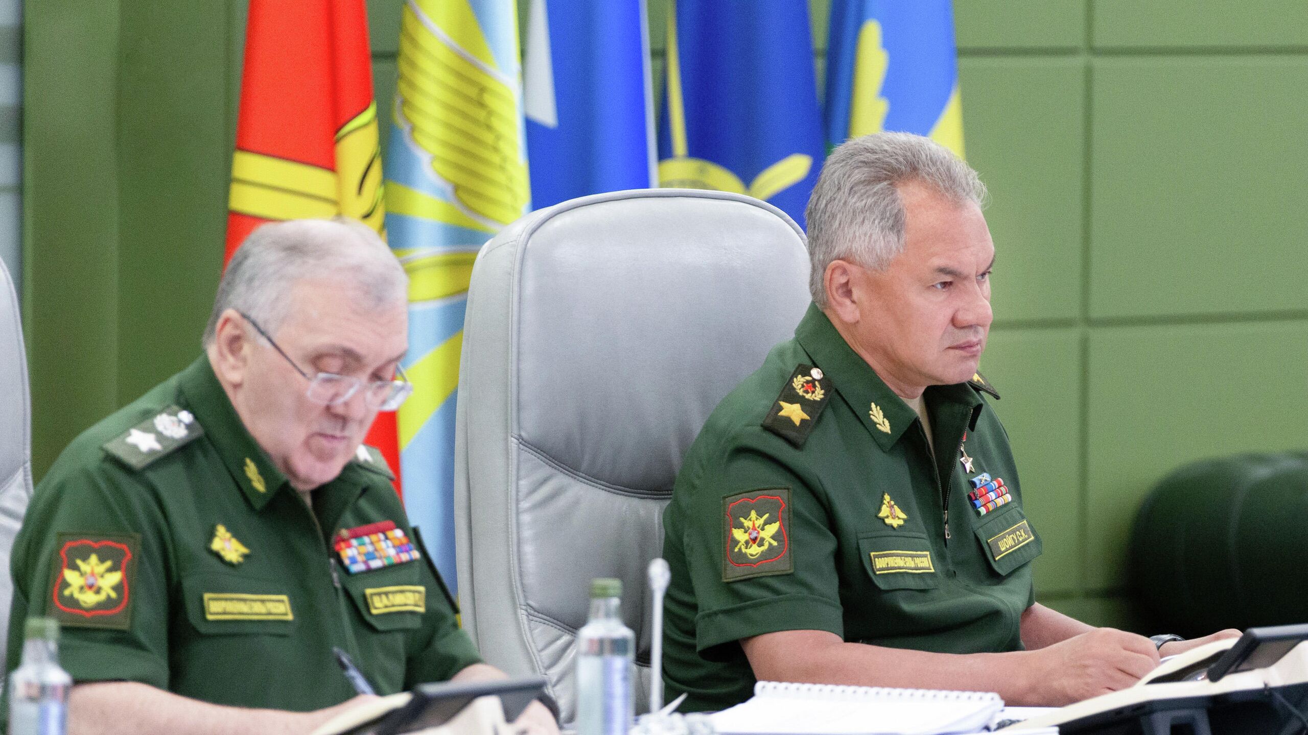 Главный военно морской парад пройдет в Санкт Петербурге и Кронштадте 28 июля в День ВМФ с участием 43 кораблей 41 воздушного судна более четырех тысяч человек сообщил министр обороны России Сергей Шойгу во вторник на селекторном совещании в Минобороны Он парад пройдет в Санкт Петербурге и Кронштадте 28 июля в День Военно морского флота В нем примут участие 43 боевых корабля и 41 воздушное судно оснащенные современным и новейшим вооружением Будет задействовано более четырех тысяч военнослужащих и юнармейцев сообщил министр Кроме того военно морские парады пройдут на главных базах флотов и Каспийской флотилии в Североморске Балтийске Севастополе Владивостоке Астрахани а также в сирийском порту Тартус Всего планируется привлечь свыше 150 боевых кораблей различных классов порядка 80 воздушных судов и более 15 тысяч военнослужащих пояснил министр