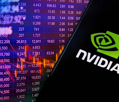 NVIDIA вновь стала самой дорогой компанией в мире На фоне роста интереса к генеративному ИИ капитализация NVIDIA достигла $3,76 трлн — больше, чем у Microsoft $3,65 трлн и Apple $3,0 трлн . Аналитики прогнозируют новую «золотую волну» спроса на ИИ, в центре которой окажется NVIDIA. Рост в области искусственного интеллекта привёл к увеличению спроса на высокопроизводительные чипы. Читать далее