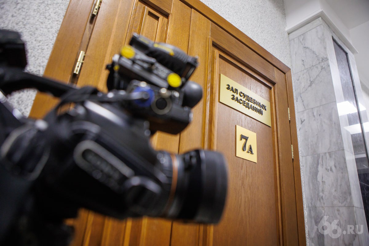 За пропаганду ЛГБТ оштрафовали руководителей онлайн кинотеатров Гендиректор Кинопоиска Александр Дунаевский оштрафован на 250 тыс рублей а заместитель гендиректора по контенту Иви Иван Гринин на 200 тыс рублей сообщили в пресс службе столичных судов общей юрисдикции Причиной вероятно стал испанский сериал Галгос в котором нашли признаки ЛГБТ пропаганды Как заявила судья в сериале развиваются отношения двух девушек с демонстрацией прикосновений поцелуев танцы были обнимали друг друга почти во всех сериях пишет телеграм канал Осторожно новости Дунаевского и Гринина ранее привлекали к ответственности по этой же статье Гринина штрафовали в 2023 2024 годах за несколько фильмов и сериал Единственный Дунаевского в 2024 м трижды штрафовали за показ фильма Любовь и сериала Наследие в 2025 м сериала Триггер международное общественное движение ЛГБТ признано в России экстремистским и запрещено