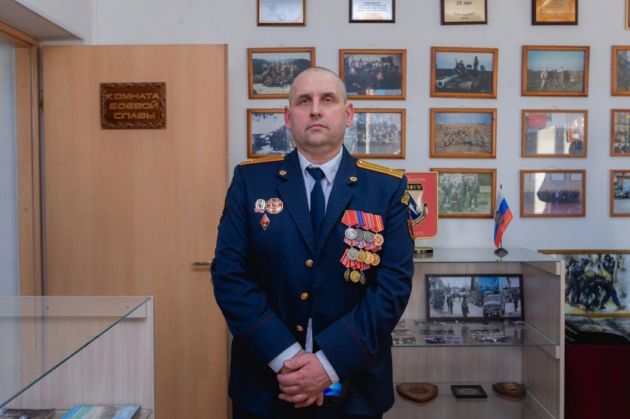 На Ладоге пропал майор спецназа – для поиска требуются люди В четверг, 29 мая, запланирован новый выезд на поиски 53-летнего Алексея Гусева, пропавшего на Ладожском озере в районе бухты Петрокрепость. Об этом ообщила 47news его дочь Алёна. Требуются добровольцы для прочесывания территории. 15 апреля мужчина решил открыть сезон рыбалки и отправился к островам Зеленцы. Он прислал жене видео, как плывет, затем связь прервалась. 20 апреля поисковики нашли его лодку с оставленными личными вещами, позднее на берегу была обнаружена палатка. Информацию о времени и точке сбора можно найти здесь. Алексей Гусев ветеран боевых действий, служил в Чечне. Имеет звание майора, служил в отделе специального назначения УФСИН России по Петербургу и Ленобласти "Тайфун". предоставлено дочерью
