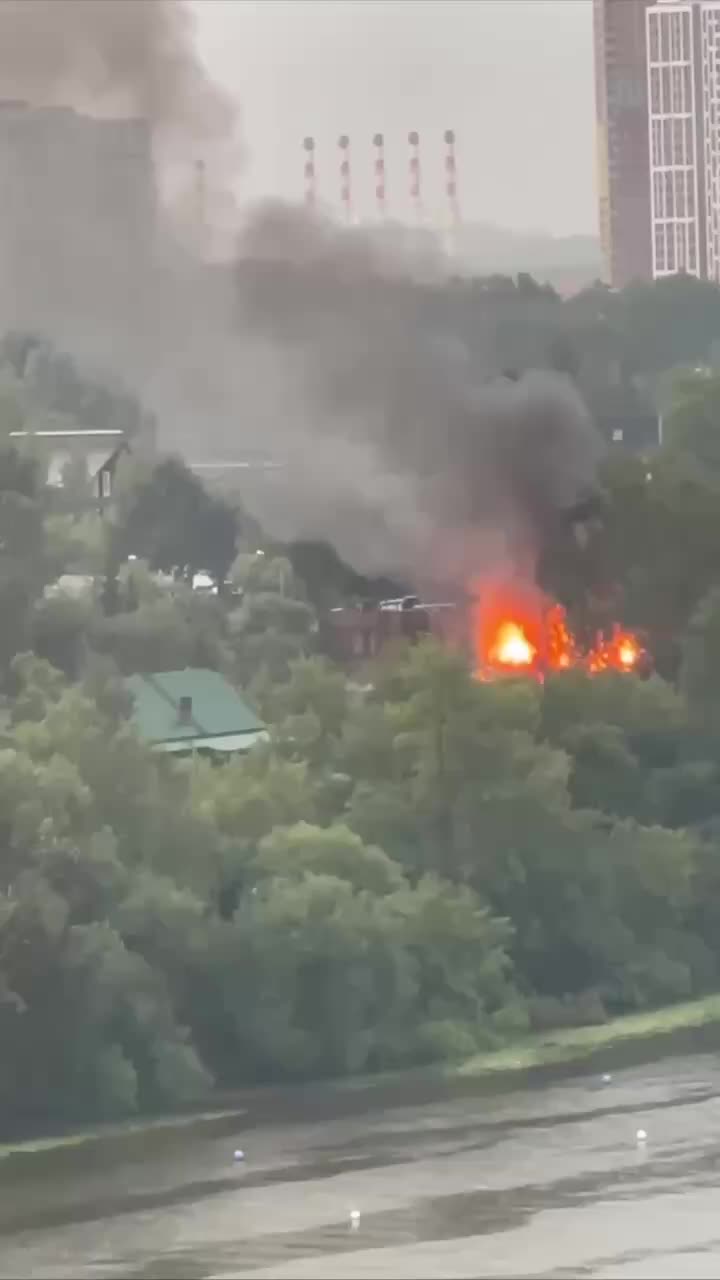 Молния вызывает пожар в частном доме в Москве и Красногорске
