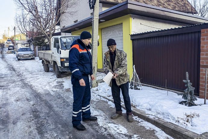 На Чукотке дома с детьми проверят на наличие пожарных извещателей На Чукотке в новогодние праздники специалисты проверят в частном секторе печное отопление электропроводку и наличие автономных пожарных извещателей в домах где есть дети Главная задача выстроить чёткую систему которая позволит максимально оперативно реагировать на любые риски и не допускать трагедий Безопасность жителей наш абсолютный приоритет подчеркнул губернатор Чукотки Владислав Кузнецов Также спасательные отряды проводят превентивные рейды на побережье Регулярные проверки и совместные рейды помогают вовремя выявлять и устранять потенциальные угрозы снижая риск происшествий в жилом секторе и на водных объектах Чукотка