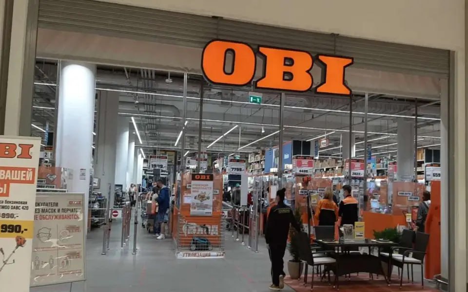 ФАС разрешила компании «Гермес» купить сеть строительных гипермаркетов OBI Федеральная антимонопольная служба ФАС одобрила сделку по приобретению компанией «Гермес» контрольного пакета в сети строительных гипермаркетов OBI. Как сообщили в пресс-службе ведомства, ходатайство «Гермеса» о покупке 65,01% долей в компаниях «Сделай своими руками», «Сделай своими руками Северо-Запад» и «ОБИ Франчайзинговый центр» было рассмотрено и признано не создающим угроз для конкуренции на рынке розничной торговли стройматериалами. Компания «Гермес» была зарегистрирована в Санкт-Петербурге в марте 2025 года, её руководителем и единственным бенефициаром выступает Владимир Захватошин. С конца апреля «Гермес» уже владеет по 24,99% в указанных юрлицах, а основная доля 75,01% принадлежит ООО «Аллонж», связанному с группой «Синдика» миллиардера Арсена Канокова. Сеть OBI работает в России с 2003 года и включает 26 магазинов. После ухода немецкой OBI GmbH с российского рынка в 2022 году, активы сети несколько раз меняли владельцев. В апреле 2023 года 100% российских юрлиц OBI перешли к ООО «Аллонж», а в апреле 2025-го «Синдика» продала 25% долю новому стратегическому инвестору. По итогам 2024 года выручка OBI в России составила 24,6 млрд рублей, что на 4,2% больше, чем годом ранее. ФАС подчеркнула, что одобренная сделка не приведёт к ограничению конкуренции, а значит, не нарушит интересы покупателей и других участников рынка.