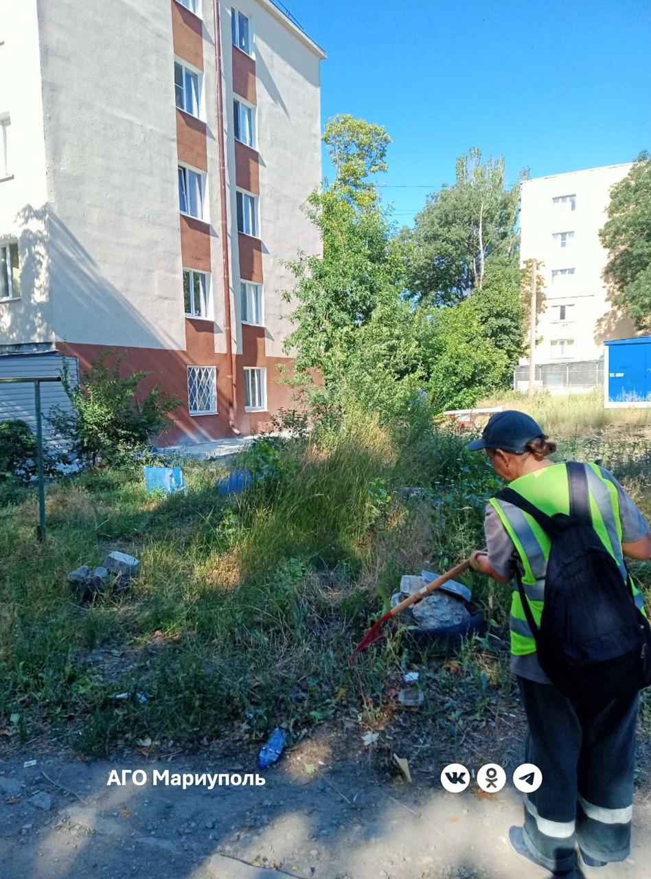 «Мариупольжилкомплекс» привел в порядок очередные дворы в Ильичевском районе  Уборку придомовых территорий сотрудники предприятия провели по 29 адресам.  Жилищники навели порядок во дворах многоквартирных домов №51, 55, 57, 59 и 63 по улице Курчатова; № 63, 71, 73, 73а, 75, 81 и 98 по улице Сеченова; № 156, 213, 215, 217, 219, 219а и 221 по проспекту Металлургов; №14, 15, 16, 18, 19, 20, 22, 27, 28 и 31 по улице 27-й квартал.  С прилегающих к домам территорий и из зеленых зон коммунальщики собрали и вывезли скопившийся мелкий мусор, также они провели уборку зон у детских игровых площадок и беседок для отдыха жителей.