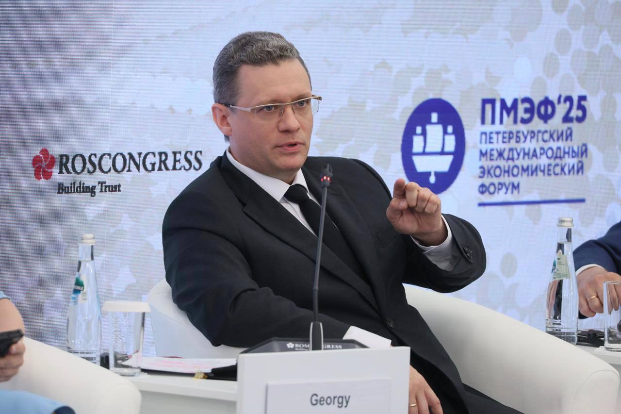 Об опыте Вологодской области по реализации мер, направленных на народосбережение, сегодня на Петербургском международном экономическом форуме рассказал Губернатор области Георгий Филимонов. Он выступил на сессии «Курс на рождаемость: какой должна стать демографическая политика». Одно из направлений работы для повышения рождаемости в регионе - это разработка и внедрение программы «Семья – оплот Русского Севера». В ее рамках мы предоставляем выплаты молодым и многодетным семьям, создаем центры молодого родителя и службы по подготовке семей к рождению ребенка, открываем семейные МФЦ и пункты проката товаров для новорожденных. Как сказал Георгий Юрьевич, мы также реализуем программу «Защити меня сегодня» по работе с беременными женщинами и предотвращению абортов. Денежные выплаты предоставляются докторам: 5 тысяч рублей — за каждую сохраненную беременность и 25 тысяч рублей — при рождении ребенка. За март – апрель этого года было выполнено 32 операции по прерыванию беременности, в прошлом году - 420. В мае было проведено 9 абортов, за аналогичный период 2024 года – 138. Все операции выполнены по медицинским показаниям в областном Перинатальном центре. Мы направляем все усилия, чтобы добиться улучшения демографической ситуации в регионе - такая задача поставлена Президентом России Владимиром Путиным. Крепкая, здоровая семья - залог успешного развития нашего общества. #Во35 #командаФилимонова Александр Ершов Александр Ершов