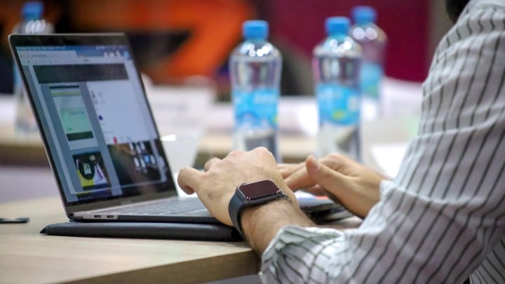 Доходы работающих из-за границы на российские компании IT-специалистов выросли за год до 26%. Заметнее всего выросли зарплаты программистов на 15%, до 186,5 тыс. руб. и веб-разработчиков на 26%, до 280,3 тыс. руб. . Большинство таких специалистов находятся в странах ближнего зарубежья, а пользуются их услугами в технологических и креативных сферах. Эксперты объясняют рост зарплат у релокантов с компенсацией увеличения НДФЛ для нерезидентов РФ и общим ростом доходов в IT. При этом они признают, что, несмотря на это, многим компаниям все еще выгоднее нанять удаленного специалиста, чем оформить сотрудника в штат. Версия