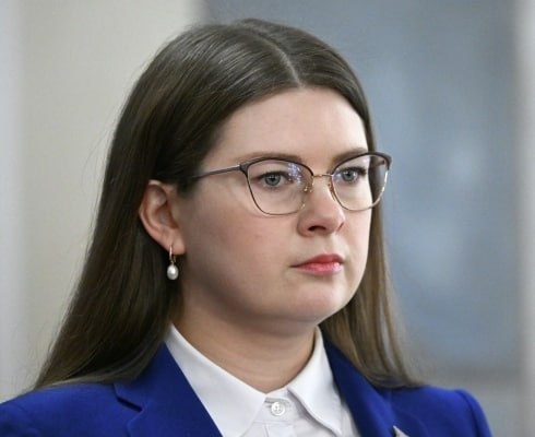 В Госдуме предложили запретить благотворительные сборы на личные карты Для этих целей необходимо ввести специальные счета, заявила зампред комитета по развитию гражданского общества Ольга Занко. «Сложно понять, действительно ли были потрачены средства на оказание помощи или кто-то присвоил их. На форуме обсуждали прецеденты, когда частные лица собирали деньги на лечение ребёнка, а в итоге ему помог фонд «Круг добра», — сказала депутат в интервью газете «Известия». По её словам, сейчас все пожертвования регулируются Гражданским кодексом и законом о благотворительной деятельности, но нигде не прописана обязательная отчётность. Подпишись на «Говорит Москва»