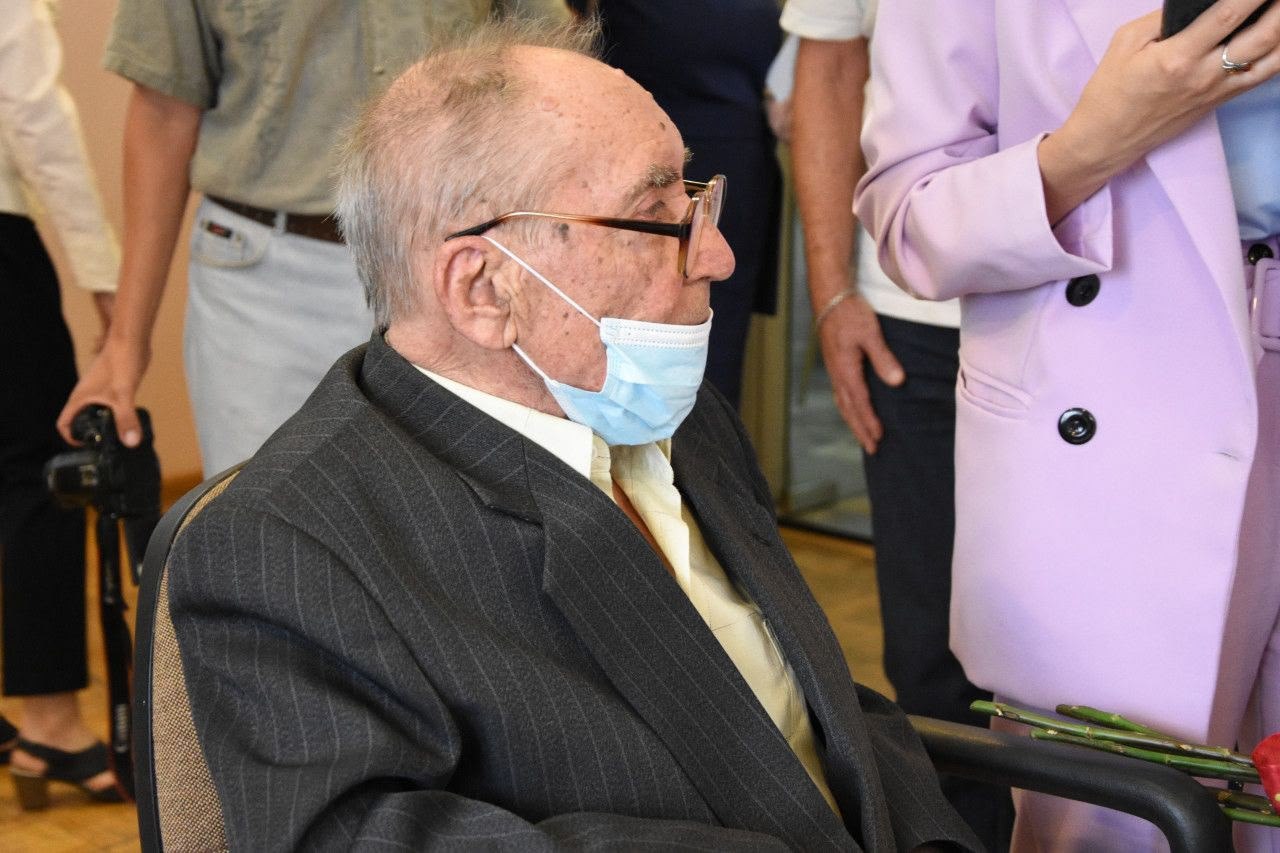 Прощание с писателем краеведом Александром Сергеевичем Марковым На 95 м году жизни скончался выдающийся астраханский писатель краевед педагог посвятивший свою жизнь изучению и сохранению истории родного края Александр Сергеевич Марков родился 6 сентября 1931 года в селе Марфино Астраханской области В детстве перенёс тяжёлую болезнь полиомиелит после которой мог передвигаться только на коляске В 1957 году он блестяще окончил исторический факультет Астраханского педагогического института и много лет преподавал историю в школе Его профессиональная и творческая деятельность была высоко оценена в 1971 году ему было присвоено звание Заслуженного учителя школы РСФСР а в 1993 году Почётного гражданина города Астрахани Он был членом Союза писателей и Союза журналистов СССР Помимо писательского таланта Александр Сергеевич был одарённым художником Он иллюстрировал не только свои книги но и произведения друзей В 2014 году был издан альбом Рисунки писателя Александра Маркова сохранивший для потомков облик уже утраченных старинных зданий Астрахани В далекие школьные годы на каникулах читал его произведения наравне с классиками российской литературы и не мог даже подумать что через много лет я буду общаться с этим великим человеком на его презентациях и встречах Не знаю будет ли в истории нашего края человек который так красиво самозабвенно с любовью напишет о родном Астраханском крае отметил председатель Городской Думы Игорь Седов Гражданская панихида состоится в пятницу 31 октября в 12 00 в Астраханской областной научной библиотеке им Н К Крупской