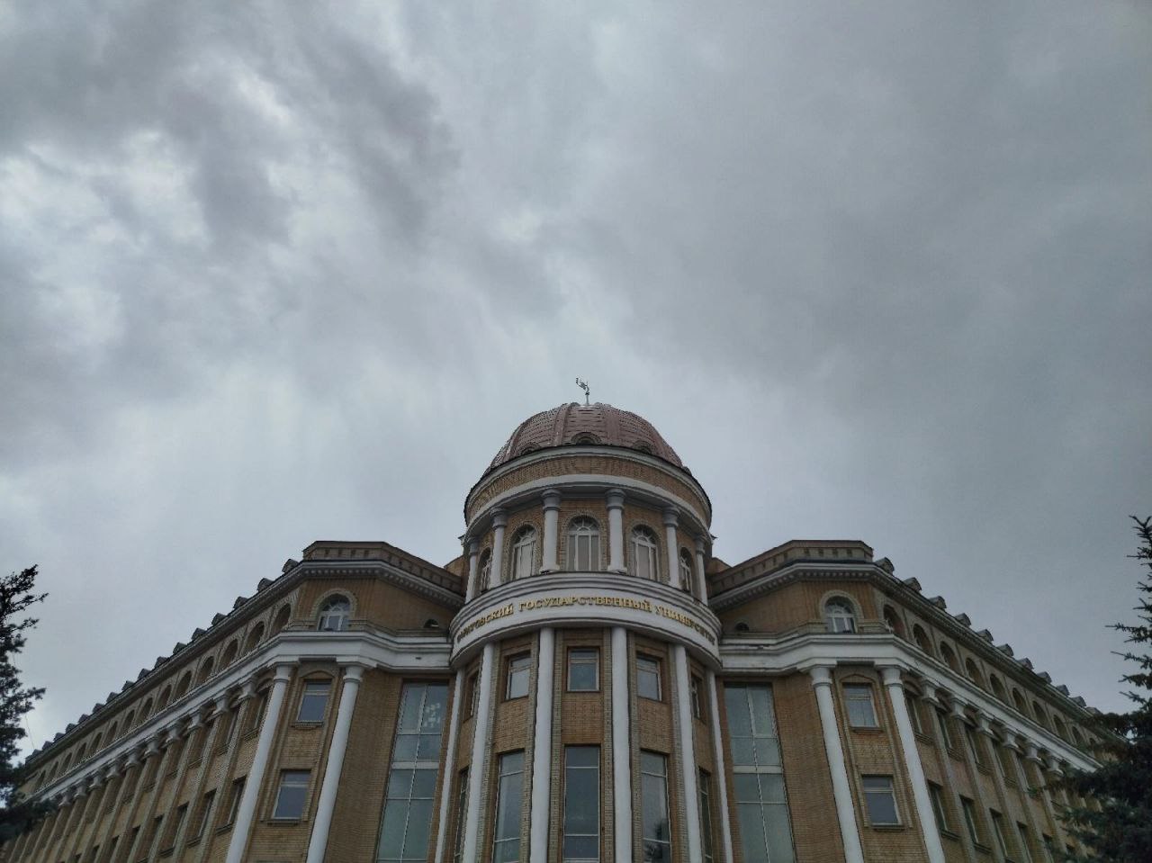 Завкафедрой СГУ объяснил появление пыльной завесы над Саратовом и Энгельсом Сегодня в атмосфере над Саратовом и Энгельсом можно было наблюдать значительное скопление пыли. Пелена, напоминающая пыльную бурю, накрыла оба города. Причину природного явления объяснил заведующий кафедрой метеорологии и климатологии Максим Червяков: «Обычно такие изменения связаны с повышенной концентрацией пыли и аэрозолей в атмосфере. Причина может быть в ветре южных направлений, приносящем сухие частицы из степей Калмыкии, Казахстана или юга Поволжья. Также пыль легко поднимается с местных полей и выжженных участков при сильном ветре. Метеорологи называют это "мглой", когда воздух словно замутнён из-за взвешенных в нём частиц. На специализированных картах можно увидеть перенос воздушных масс и пылевые шлейфы. Вот, например, на скриншоте видно увеличение пыли над Саратовом при южном ветре. Такие атмосферные явления нередко сопровождаются красивыми световыми эффектами: мягкое рассеянное солнце, багряные закаты». А вы заметили пыльную завесу? Делитесь фото в комментариях