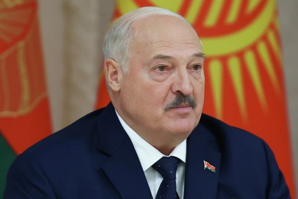 Александр Лукашенко посоветовал молдаванам «не рваться» в Евросоюз По словам президента Белоруссии, их там никто не ждёт. Сегодня в Минске он проводит встречу с бывшим главой республики Игорем Додоном, который сейчас занимает пост председателя Партии социалистов Молдавии. «Вы видели, как любили европейцы, к примеру, Украину. Как только Украина транзитом через ЕС хотела поставить зерно в прошлом году, её начали блокировать, не дали провезти. Даже в Африку Украина не могла поставить это зерно. Вы что, думаете, молдаван там ждут и особое будет отношение? Точно так будет с вашей аграрной продукцией и вином», — сказал Лукашенко. Подпишись на «Говорит Москва»
