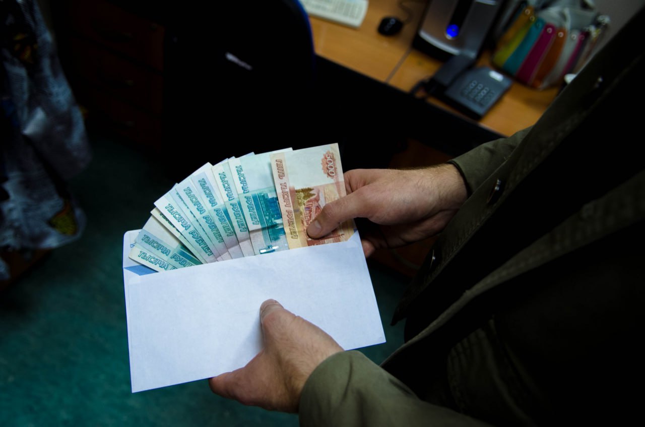 ФСБ Алтайского края выявило двух чиновников, нарушивших закон Бухгалтера администрации в Усть-Калманском районе подозревают в хищении более миллиона рублей, а заместитель главы администрации Заринского района предстанет перед судом по обвинению в получении взятки в значительном размере. В Усть-Калманском районе Алтайского края возбуждено уголовное дело против бухгалтера районной администрации. Её подозревают в присвоении бюджетных средств на сумму более 1 миллиона рублей. В 2022 году женщина подделала документы о якобы оказанных услугах по гражданско-правовому договору, используя электронную подпись главы муниципалитета. За два года она незаконно получила свыше 1 миллиона 50 тысяч рублей. Возбуждено уголовное дело по статье о присвоении и растрате имущества в особо крупном размере. Также завершено расследование уголовного дела в отношении заместителя главы администрации Заринского района, обвиняемого в получении взятки. По данным следствия, в 2024 году заместитель главы администрации Заринского района - председатель комитета строительства и жилищно-коммунального хозяйства получил лично от представителя индивидуального предпринимателя взятку в размере 150 000 рублей. Денежные средства предназначались за способствование в принятии решения о введении на территории района режимов функционирования повышенной готовности и заключении в период их действия с предприятиями взяткодателя, как c единственными подрядчиками, пяти муниципальных контрактов. Уголовное дело с утвержденным прокурором обвинительным заключением направлено в суд для рассмотрения по существу.