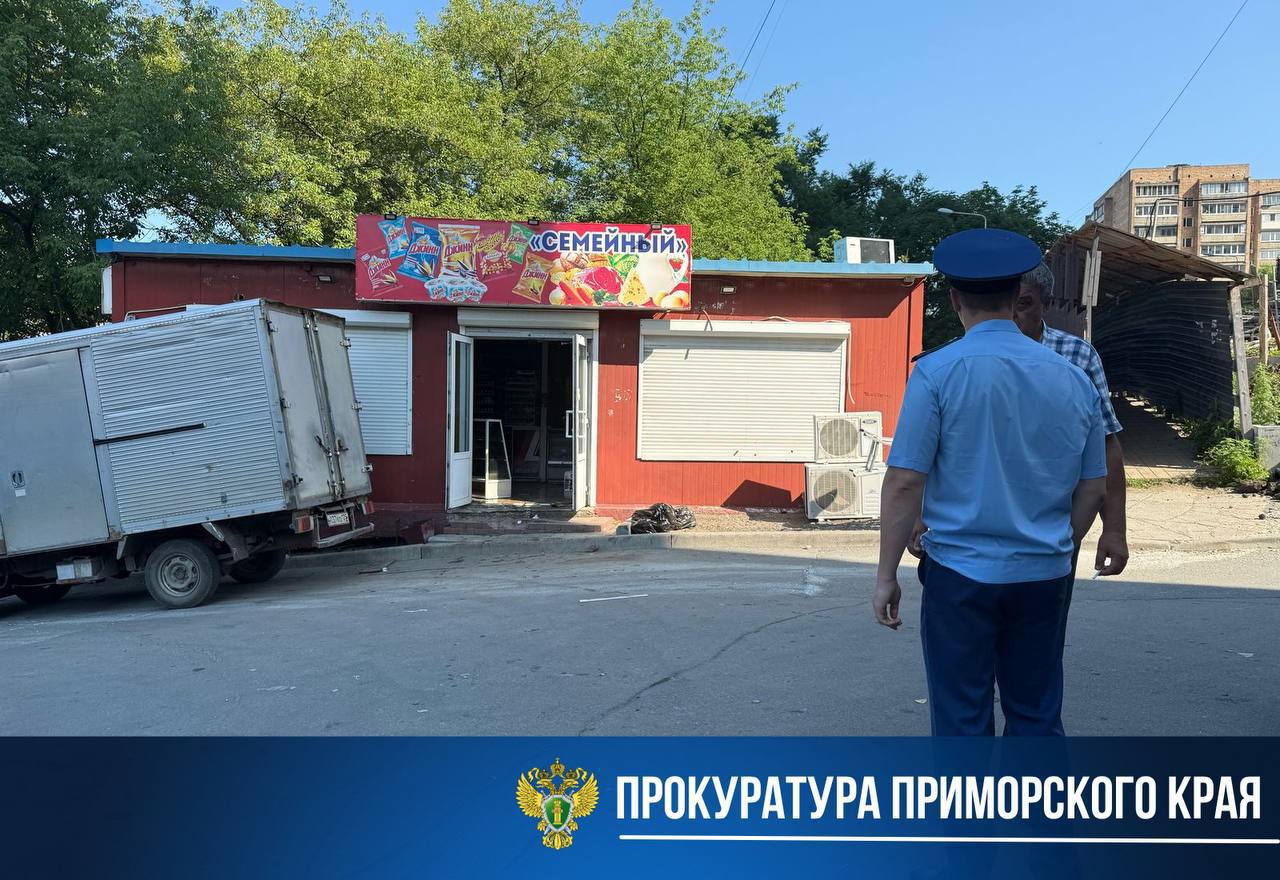 Минус одна наливайка: во Владивостоке снесли точку с нелегальным алкоголем  Предприниматель из Владивостока решил торговать алкоголем по своей схеме: занял муниципальный участок на улице Невельского и наливал всем желающим. Городская администрация велела освободить землю, но бизнесмен подал в суд. Не сработало — решение о ликвидации вступило в силу.  С утра прокуратура, полиция и чиновники приехали с проверкой и довели дело до конца: точку демонтировали, землю освободили. Ранее в павильоне нашли более 70 литров алкоголя без документов — за это уже выписали два административных протокола.     / Реклама