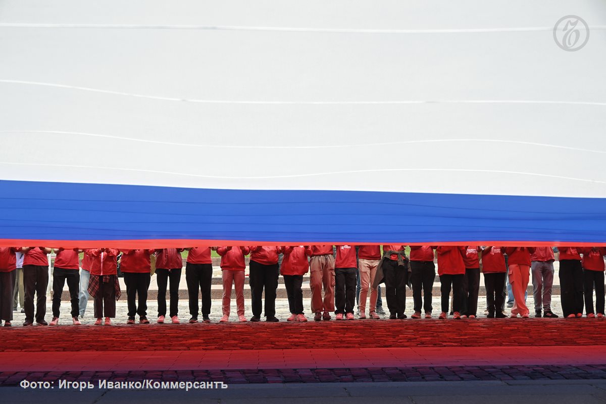 Российская молодежь отличается низкой общественно политической активностью хотя интерес к политике у молодых людей все же есть К такому выводу пришли специалисты Института госслужбы и управления Президентской академии и Федерального научно исследовательского социологического центра РАН по результатам двухлетнего исследования По мнению социологов все портит низкий индекс оптимизма и доверия к власти Кроме того исследователи зафиксировали снижение в стране доли молодежи которая придерживается базовых ценностей и имеет целью достижение успеха в соответствии с социальными стандартами Главной же проблемой молодежной политики в России по мнению социологов является ее фрагментарность Участники обсуждения считают что ценностные установки нужно закладывать не со школьной скамьи а с детской кроватки выступают за некоторые цифровые ограничения и предлагают подумать о создании аналога комсомола для вовлечения не амбициозной и пессимистичной молодежи в общественную жизнь Подписывайтесь на Ъ Оставляйте бусты