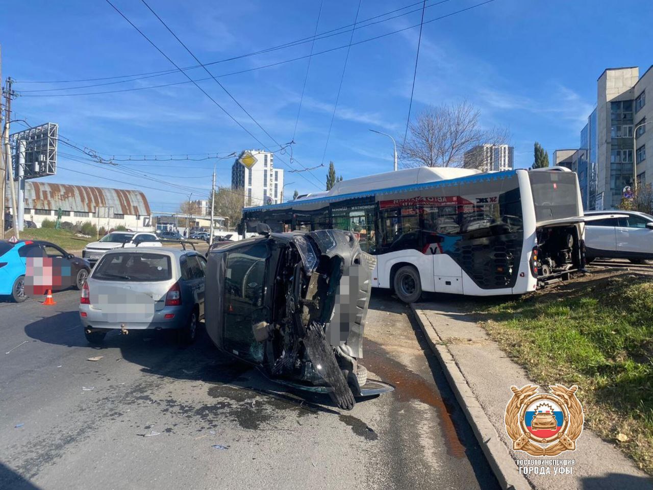 В уфимской ГАИ рассказали подробности массового ДТП с  участием автобуса и 13 легковушек  «По предварительным данным, водитель, управляя автобусом НефАЗ, при выезде из гаража допустил наезд на 13 припаркованных автомобилей. В результате ДТП водитель автобуса обратился за медицинской помощью. Известно, что в салоне автобуса пассажиров не было», — сообщили в ведомстве.   По словам водителя, у транспорта заклинила коробка передач.